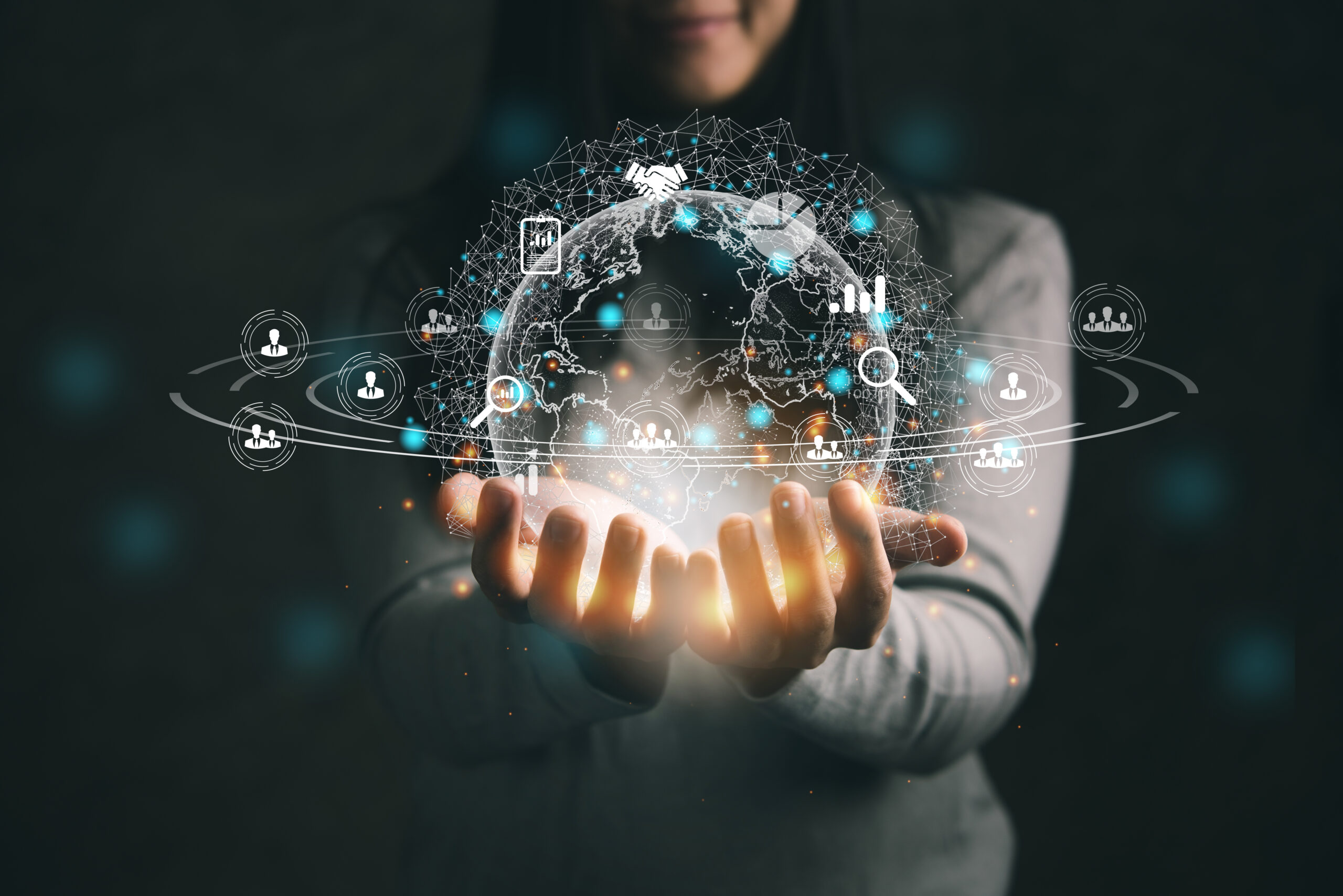 mujer sujetando el mundo digital en sus manos